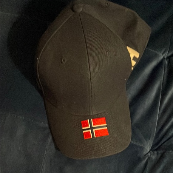 Helly Hansen Black and Red Hat with Embroidered Flag - Picture 2 of 11
